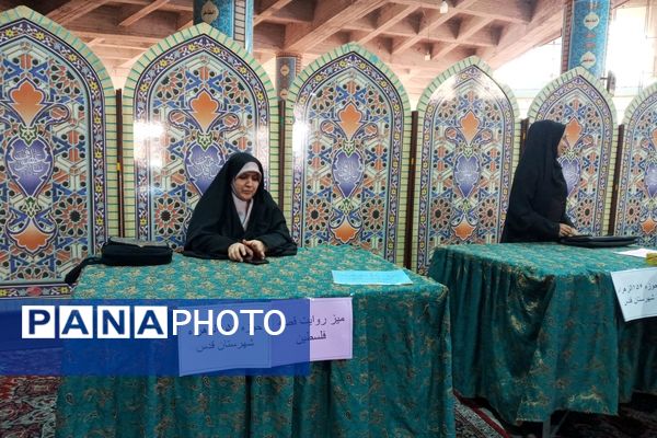 دکلمه‌خوانی دانش‌آموزان در مقابل مادران شهرستان قدس به‌مناسبت روز مادر