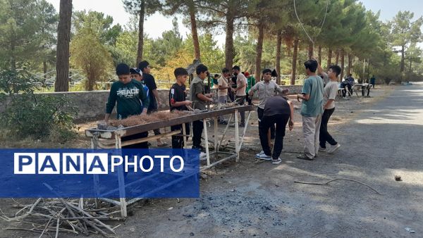 خودکفایی در آشپزی؛ دانش‌آموزان جوجه را از زغال تا سفره رساندند