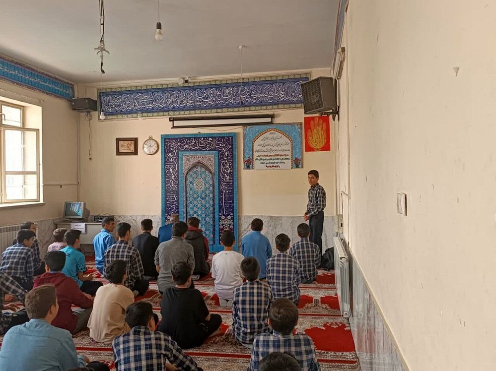 برپایی نماز جماعت ظهر و عصر در آموزشگاه شهید رجایی یک بجنورد