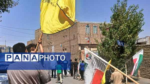 پیاده‌روی خانوادگی روستاییان «صرم» قم به‌مناسبت هفته دولت