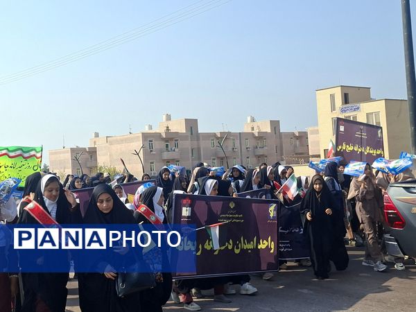 راهپیمایی بزرگ ۱۳ آبان در بوموسی با حضور پرشور دانش‌آموزان