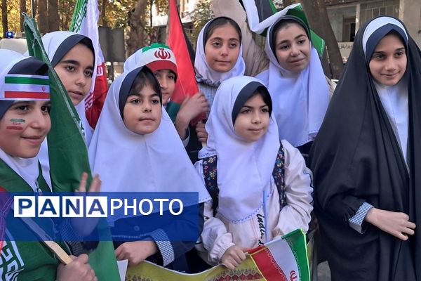 حضور پرشور دانش‌آموزان مدارس شهرستان دماوند، در راهپیمایی یوم‌الله ۱۳ آبان