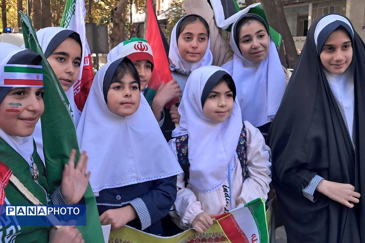 حضور پرشور دانش‌آموزان مدارس شهرستان دماوند، در راهپیمایی یوم‌الله ۱۳ آبان