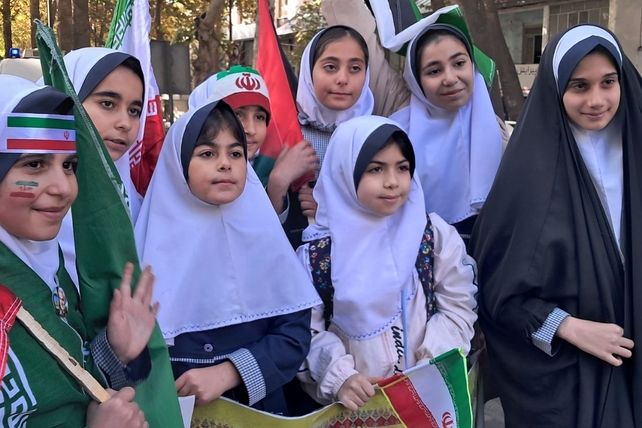 حضور پرشور دانش‌آموزان مدارس شهرستان دماوند، در راهپیمایی یوم‌الله ۱۳ آبان