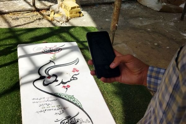 ادای احترام دانش آموزان پایه دهم  دبیرستان شاهد ابوذر غفاری به مقام شامخ شهدا