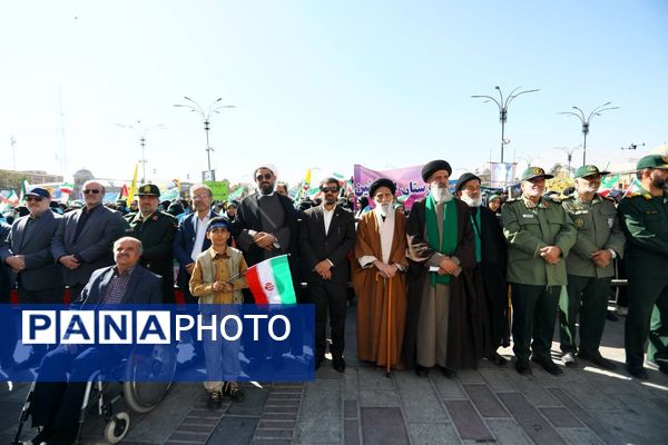 دانش آموزان و مسئولین در کنار یکدیگر، روز دانش‌آموز را رقم زدند