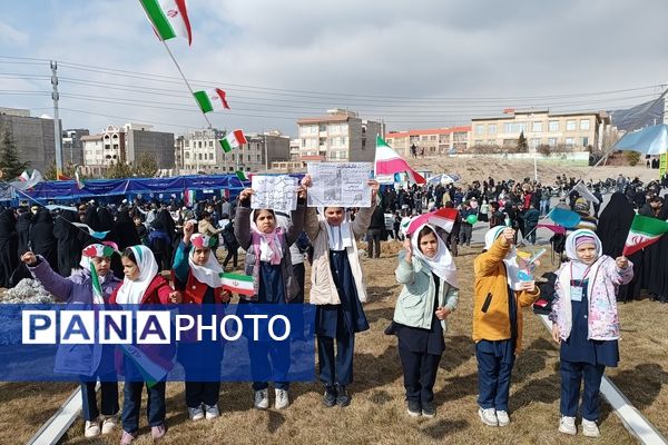 حضور دانش‌آموزان در راهپیمایی ۲۲ بهمن شهرستان پردیس 