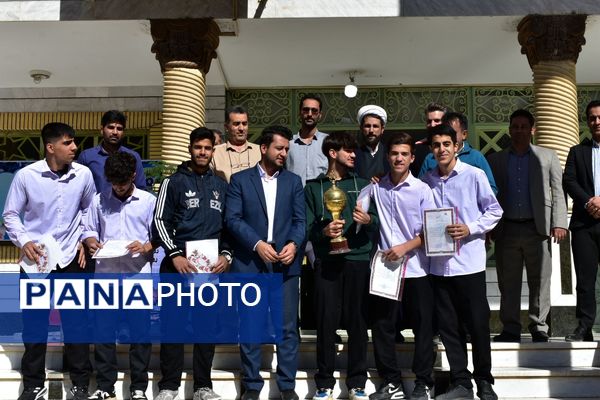 جشن روز دانش‌آموز در دبیرستان امام خمینی (ره) با حضور مسئولان، ورزشکاران و هنرمندان برگزار شد