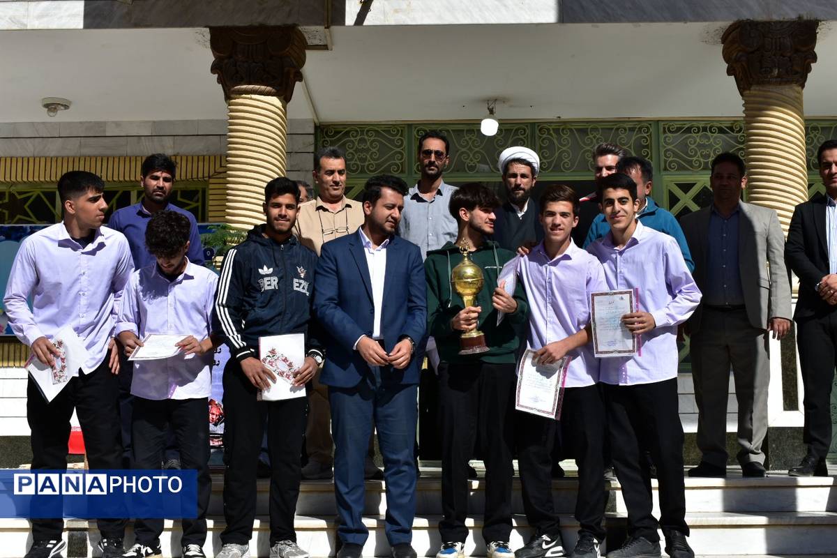 جشن روز دانش‌آموز در دبیرستان امام خمینی (ره) با حضور مسئولان، ورزشکاران و هنرمندان برگزار شد