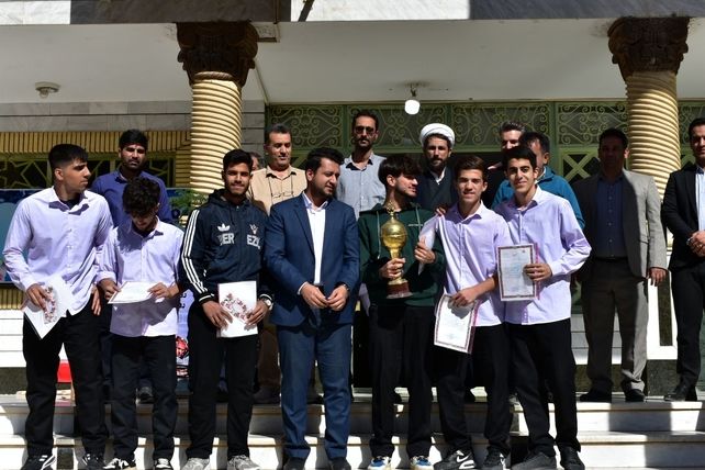 جشن روز دانش‌آموز در دبیرستان امام خمینی (ره) با حضور مسئولان، ورزشکاران و هنرمندان برگزار شد