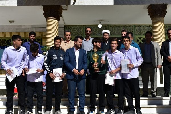 جشن روز دانش‌آموز در دبیرستان امام خمینی (ره) با حضور مسئولان، ورزشکاران و هنرمندان برگزار شد