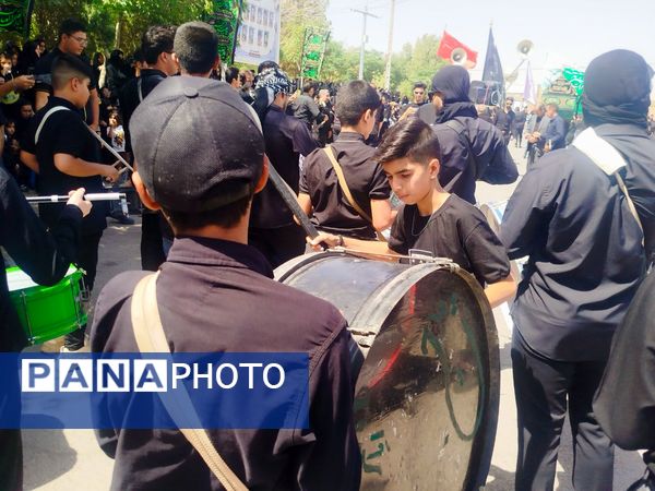 حماسه زنجیرزنی در فدافن؛ عزاداری دهه اول محرم با حضور پرشور جوانان
