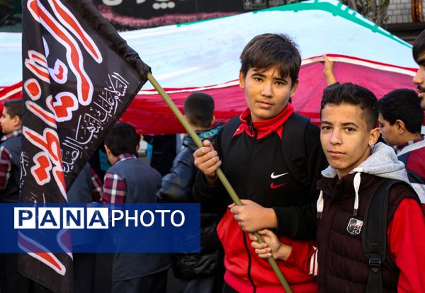 حضور پرشور دانش آموزان زنجانی در راهپیمایی ۱۳ آبان