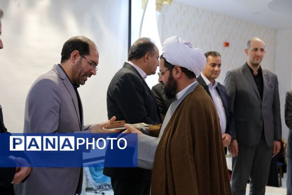 آیین تجلیل از برگزیدگان جشنواره قرآن عترت و نماز آذربایجان شرقی