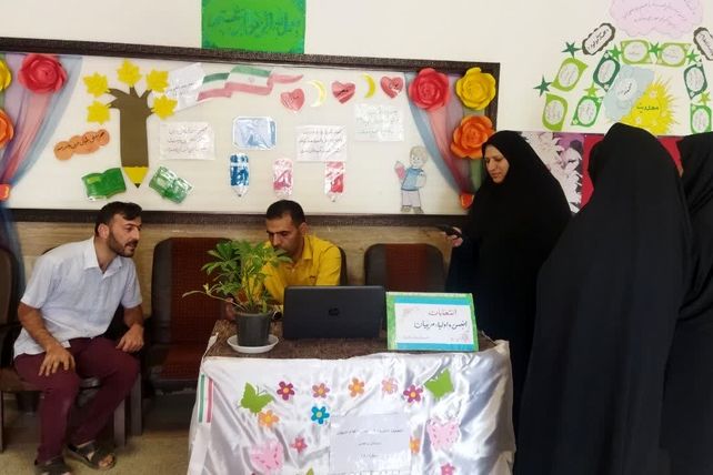 انتخابات انجمن اولیا و مربیان در دبستان مرحوم واحدی زارچ