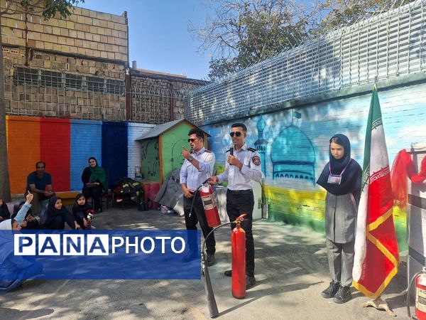 نور امید در دل آتش تجلیل از قهرمانان مدرسه مهندس رحمانی فرد در روز آتش‌نشان