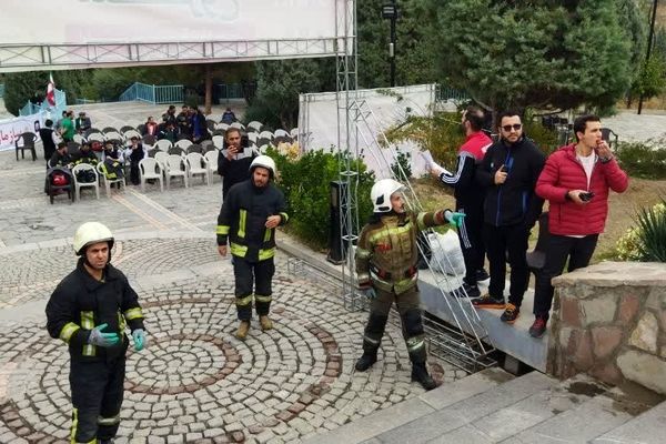 پله نوردی آتش‌نشانان مشهدی در پلکان باباکوهی 