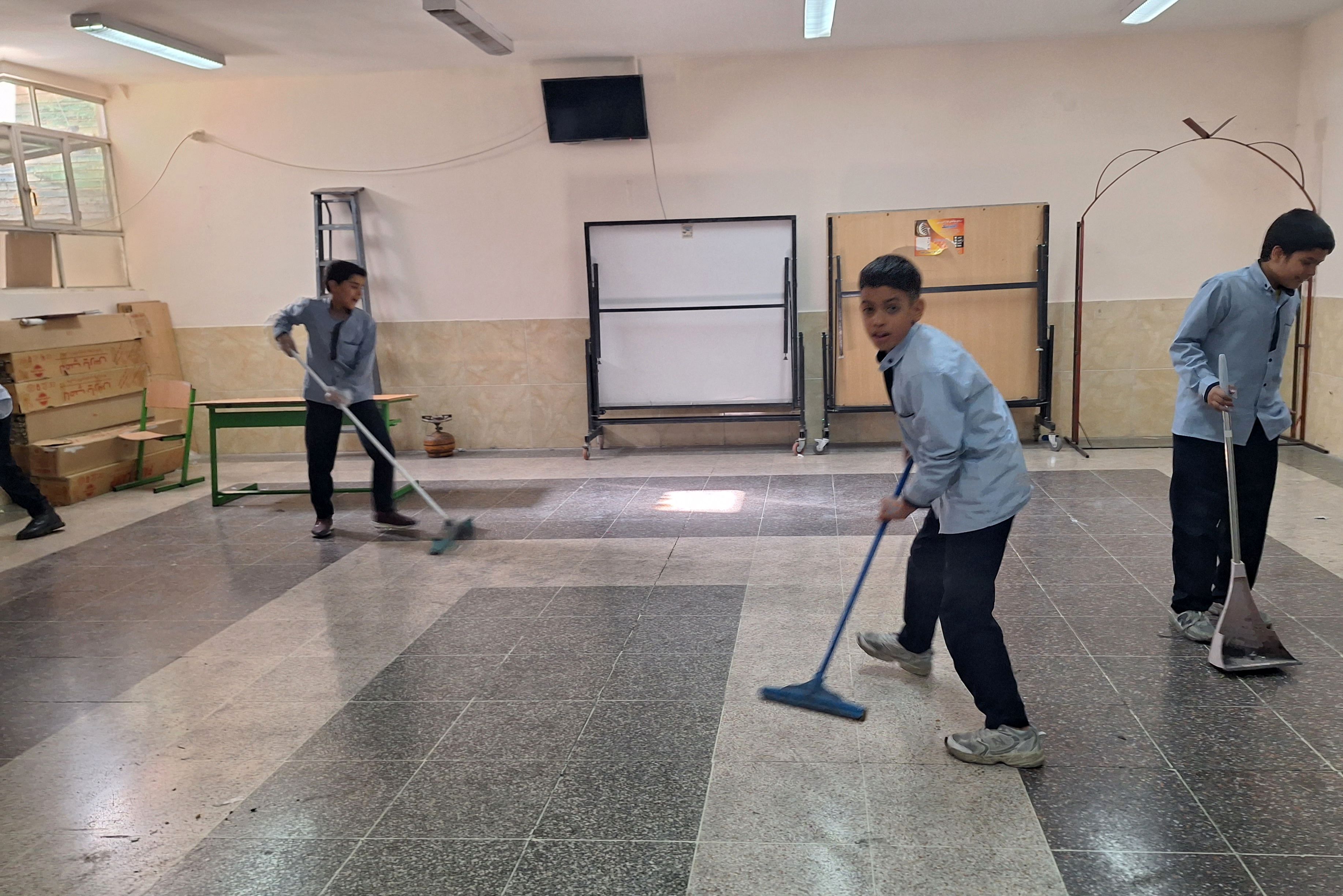 دانش‌آموزان دبستان معارف 6 با پاکسازی مدرسه به پویش چله خدمت پیوستند