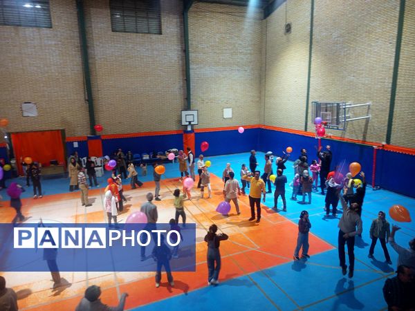 دانش آموزان مدرسه سمیه ساعاتی شاد در کنار پدرانشان گذراندند