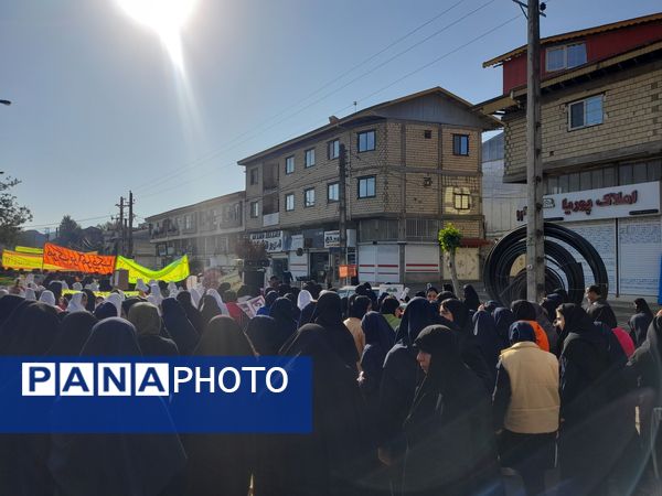 13 آبان متحد و استوار در مقابل استکبار