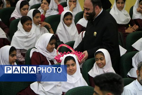۴۰۰ نفر از دختران پیشتاز بندرخمیر، پرچم امام مهربانی را به آغوش کشیدند