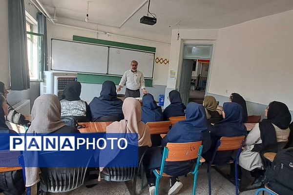 جلسه توجیهی هدایت تحصیلی با حضور مشاورین تحصیلی در دبیرستان فرزانگان شهرستان قدس