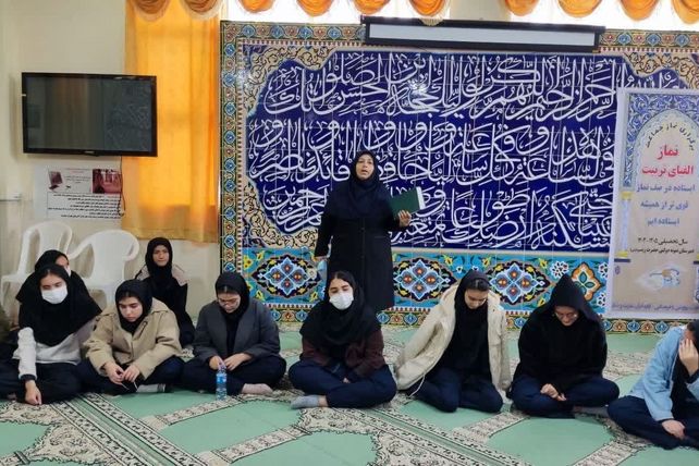 محفل انس با قرآن در دبیرستان نمونه دولتی حضرت زینب (س)