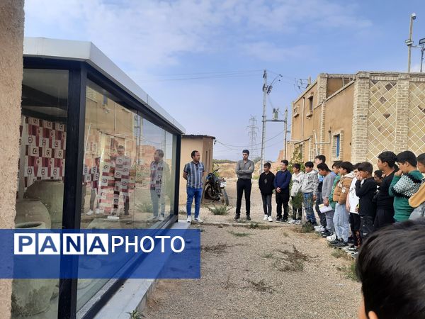 بازدید دانش‌آموزان دبیرستان نمونه دولتی پژوهش آشخانه از محوطه تاریخی ریوی