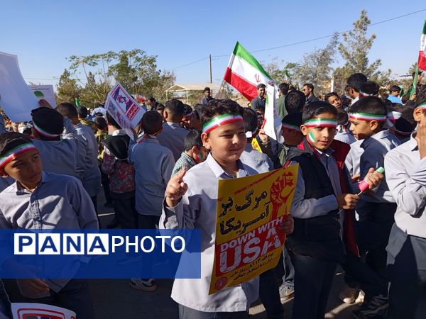 قدم‌های کوچک، ایمان‌های بزرگ؛ حضور باشکوه دانش‌آموزان دبستان برادران ابراهیمی‌نیا در ۱۳ آبان