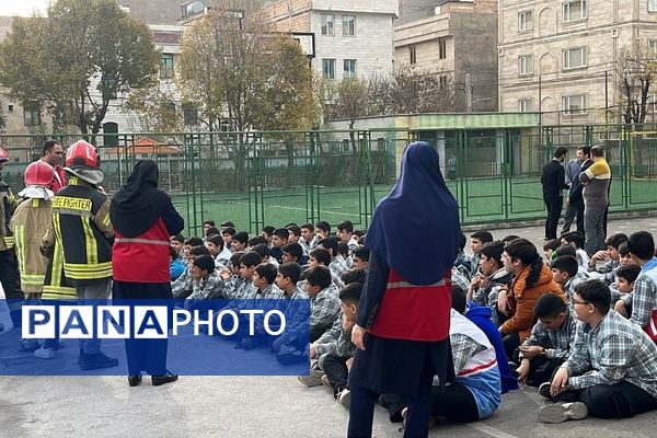 برگزاری مانور زلزله و ایمنی در دبیرستان شاهد شهید کاظمی شهرستان اسلامشهر