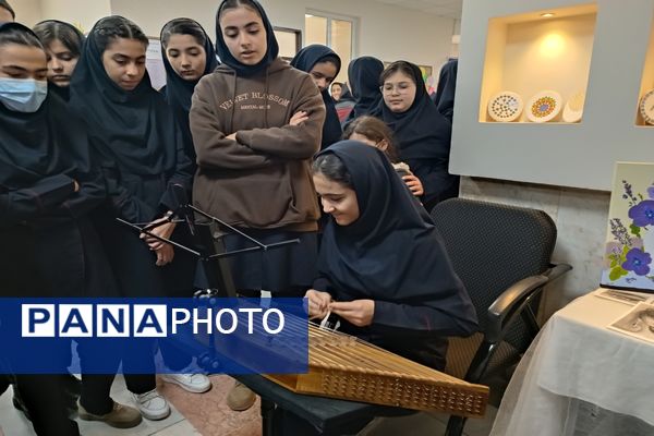 نمایشگاه صنایع و هنرهای دستی، تجسمی دانش‌آموزان در مدرسه دخترانه اندیشه یک اردبیل