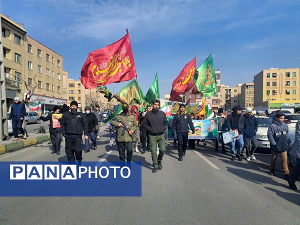 مردم غیور ملارد با حضور پرشور خود در راهپیمایی ۲۲ بهمن، ثابت کردند که همچنان پای انقلاب اسلامی ایستاده‌اند.