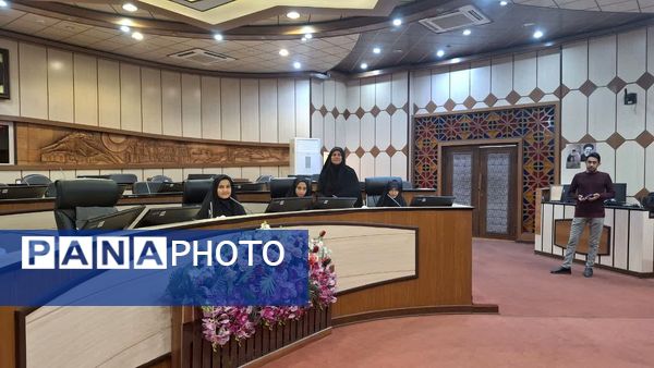 نشست صمیمی با حضور مسئولان و دانشآموزان زینب نام در یزد