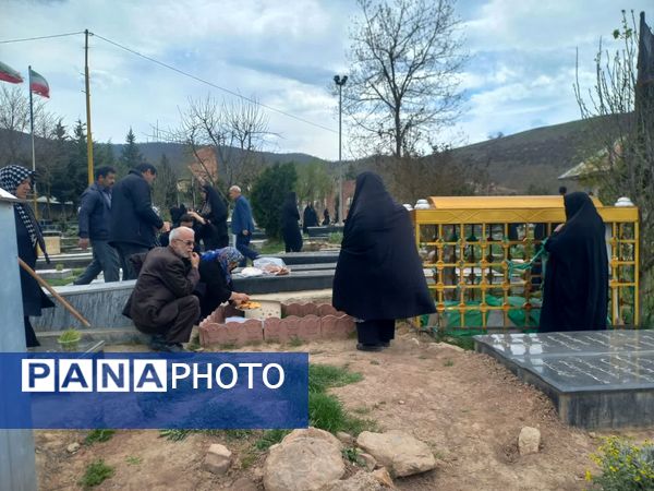سنت حضور در آرامگاه اموات در روز عید فطر در کیاسر 