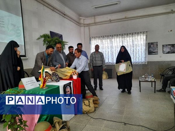 مراسم تجلیل از دانش‌آموزان برتر جشنواره فرهنگی هنری امید فردا در دبیرستان فاطمه الزهرا شهرستان اسدآباد 