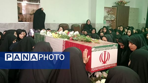 حضور شهید گمنام در دبیرستان دخترانه حضرت زینب(س) شهرستان بهاباد
