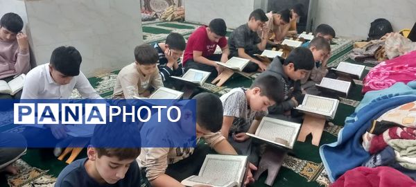 حضور مدیر و معاون دبستان شهید پسندیده فدافن در جمع نوجوانان معتکف مسجد صاحب الزمان(ع)