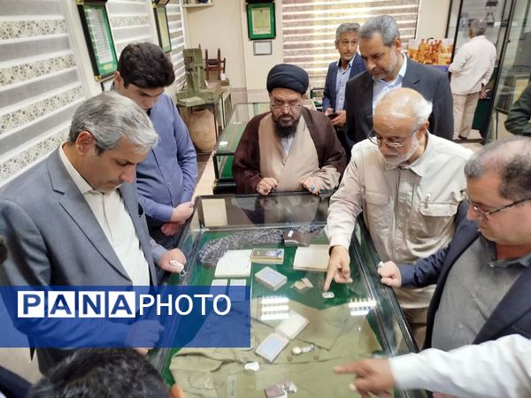 بازدید فرماندار کاشمر از موزه دفاع مقدس در زیارتگاه شهید مدرس(ره)