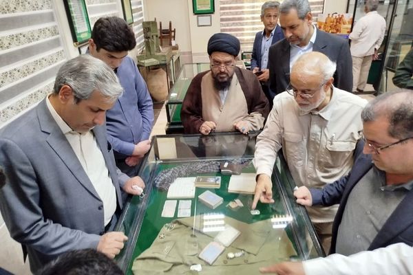 بازدید فرماندار کاشمر از موزه دفاع مقدس در زیارتگاه شهید مدرس(ره)