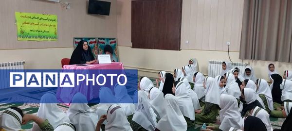 مراسم هفته مبارزه با اعتیاد در دبستان شاهد حاجی‌آباد 