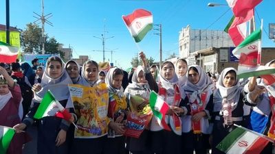 حضور گسترده دانش‌آموزان گالیکش در راهپیمایی یوم‌الله ۱۳ آبان