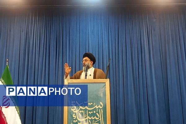 تقدیر از برگزیدگان پویش دانش‌آموزی در نماز جمعه باشکوه پیشوا