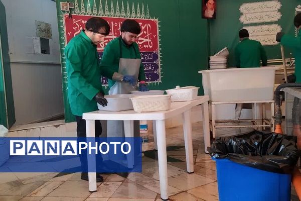 حضور خادمان اصفهانی در چایخانه امام رضا«ع» مشهد