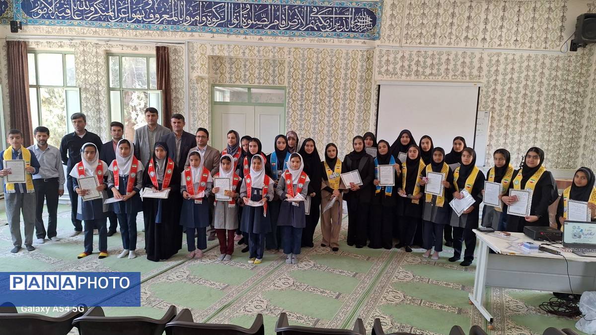 تجلیل از دانشآموز خبرنگاران پانا در لردگان