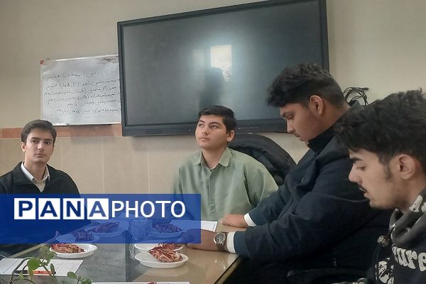 رقابت دانش‌آموزان منتخب در انتخابات منطقه‌ای شورای دانش‌آموزی بهارستان دو