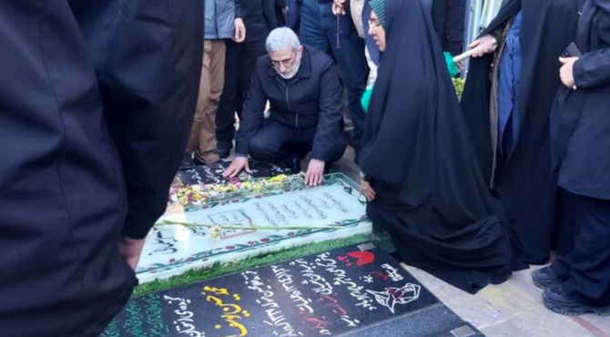 سردار قاآنی به مقام شهید سلیمانی ادای احترام کرد