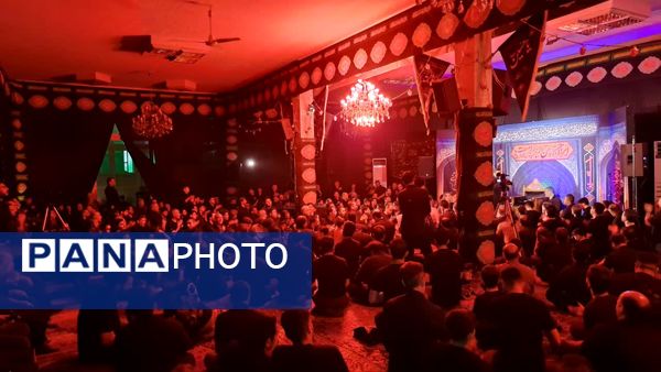تجمع عظیم عاشقان در روز عاشورا به یاد امام حسین(ع)