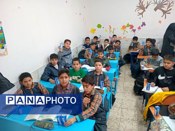 توزیع شیر گامی برای سلامت و نشاط دانش‌آموزان در دبستان شهید پسندیده فدافن 