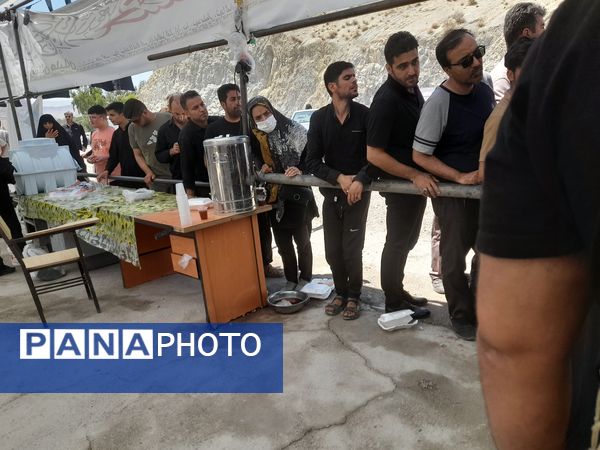 روز اربعین، در مواکب پل سیمره، خدمات‌رسانی به زائران حسینی همچنان ادامه دارد