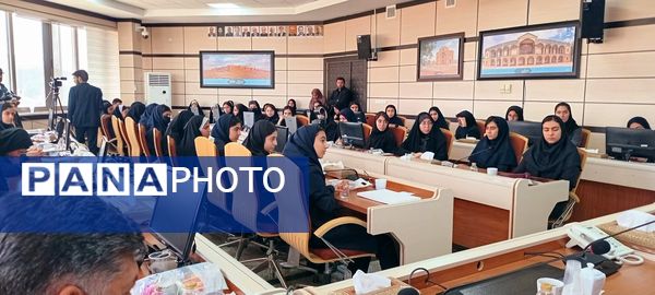 نشست بین نسلی دانش‌آموزان دختر منتخب با حضور مشاور وزیر و استاندار 